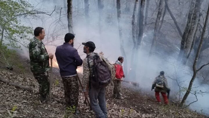 آتش‌سوزی در جنگل‌های «شن چال» روستای ترجنلی شهرستان گالیکش مهار شد